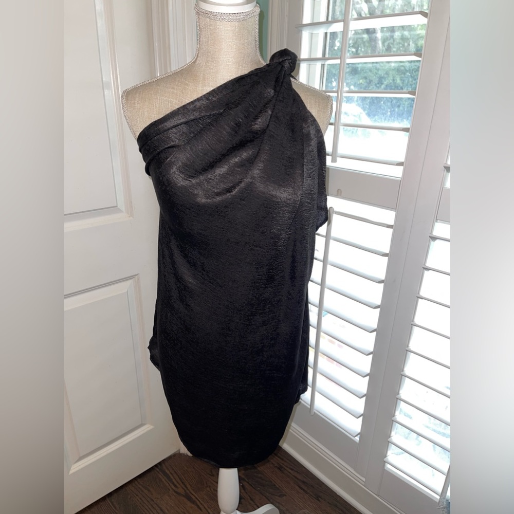 Story one shoulder silky little black dress -M